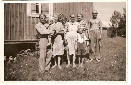 Jaakko ja Reino Valkaman perheet, keskellä Alina Valkama