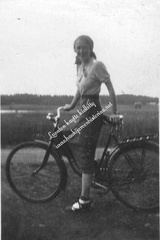 Lea Forsberg pyöräilemässä 30-luvulla