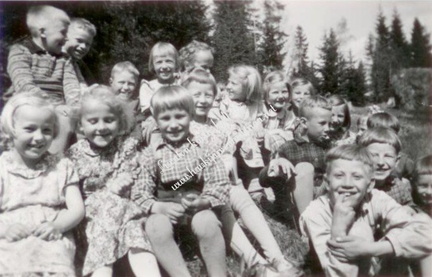 Ensimmäisen ja toisen luokan oppilaita keväällä 1953