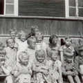 Ensimmäisen ja toisen luokan oppilaita keväällä 1953