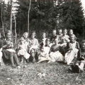 Koulun tyttöjä käsityötunnilla koulun mäessä 1952