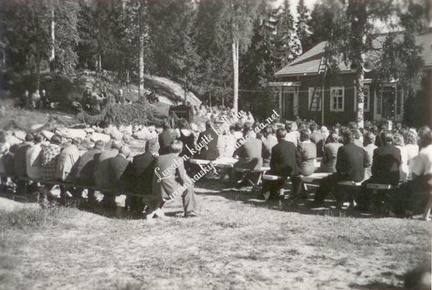 Opettaja Tauno Heikkilä puhumassa juhlilla