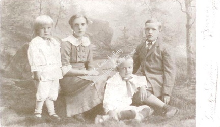 Jenny ja Väinö Suni nuorempien sisarustensa kanssa