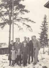 Vuoren perhe talon pihassa 1951
