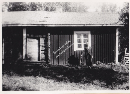 Kalle Salo mökkinsä edustalla 1938