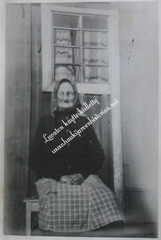 Josefiina Ihantola Salomäen kuistin vieressä
