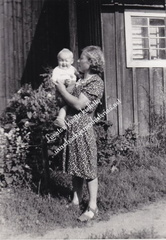 Hilja Toivo ja lapsista Anneli tai Mauno