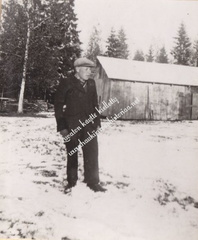 Eero Ihantola Salomäen pihassa