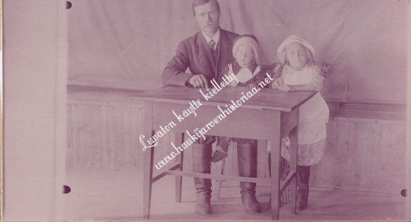Frans Mustasilta ja lapset Onni ja Laura