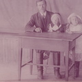 Frans Mustasilta ja lapset Onni ja Laura