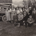Kukkolan ja Syvänteen perheet Kukkolan pihassa 50-luvun alussa