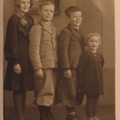 Vasemmalta Leila, Kalevi, Aulis ja Ritva Suni