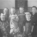 Juho ja Ida Virkki sekä lastenlapsia
