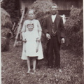 Tyyne, Eeva ja Eero Ihantola Salomäen pihassa 30-luvulla